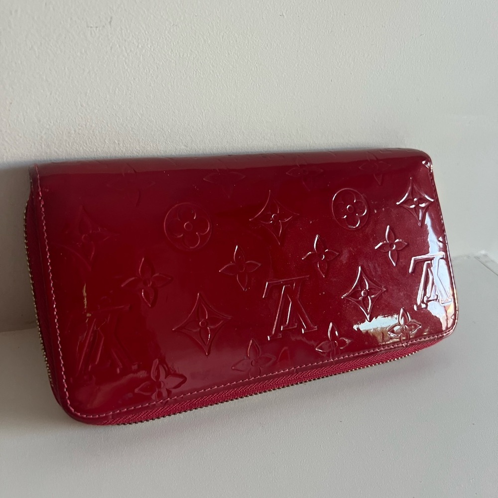 Louis Vuitton Vernis Enamel Red ZIPPY wallet